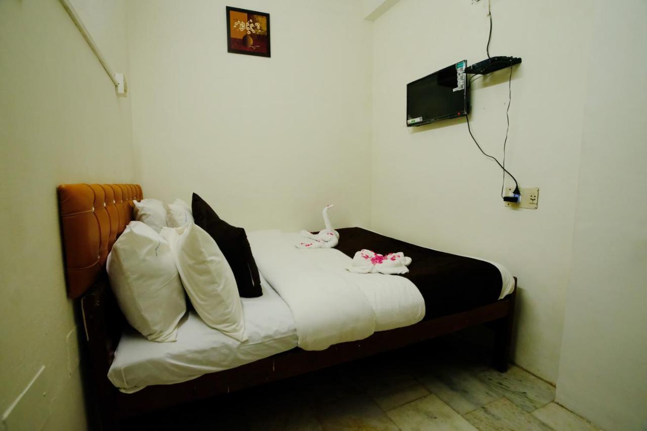 Aum Karthikeya Residency - Near Railway Station 3*